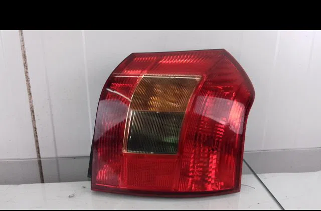 Feu arrière droit Toyota COROLLA (_E12_) 1.6 vvt-i (zze121_) (2002-2006) occasion