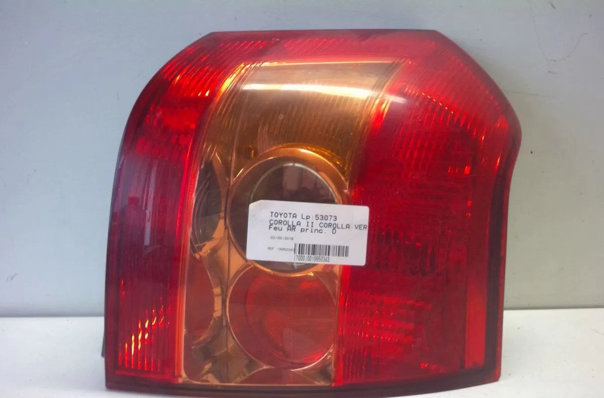 Feu arrière droit Toyota COROLLA (_E12_) 2.0 d-4d (cde120r_, cde120l_) (2002-2006) occasion