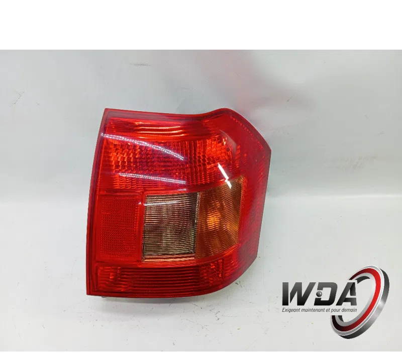 FEU ARRIERE DROIT TOYOTA COROLLA IX 8155102150