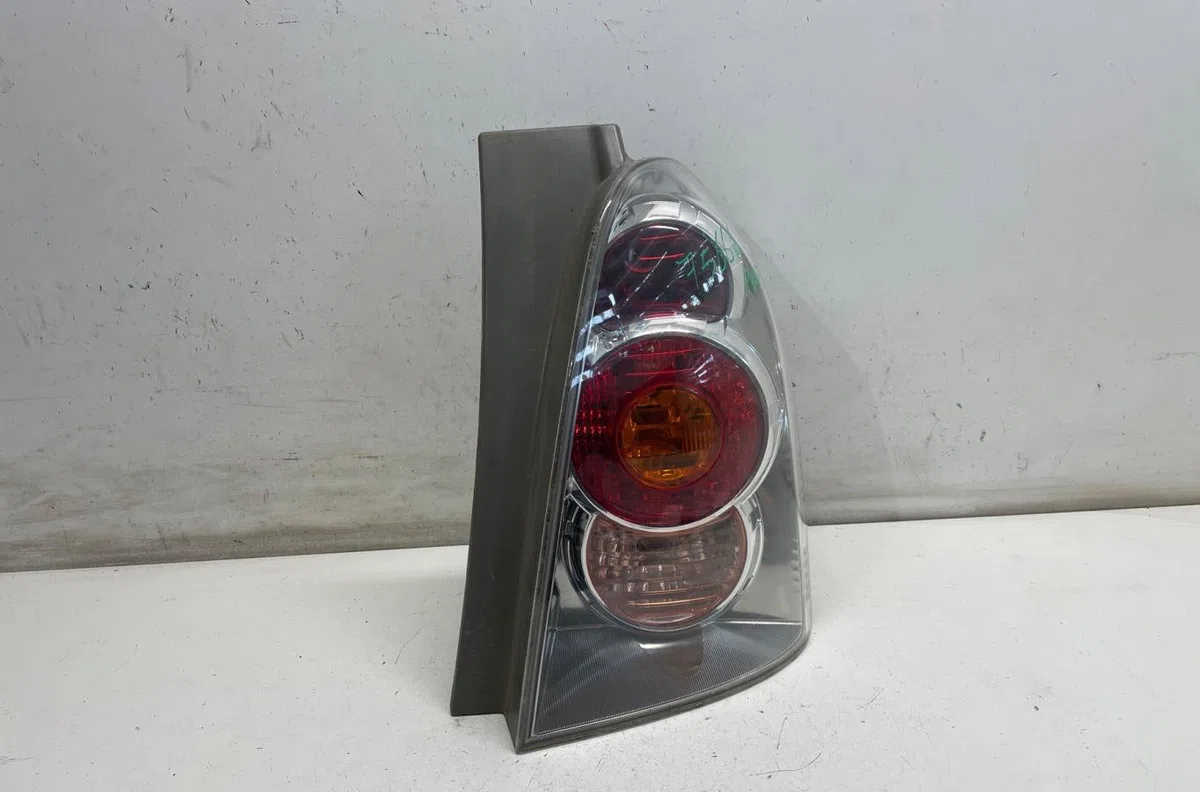 Feu arrière droit Toyota COROLLA Verso (ZER_, ZZE12_, R1_) 1.6 (znr10_) (2004-2009) occasion