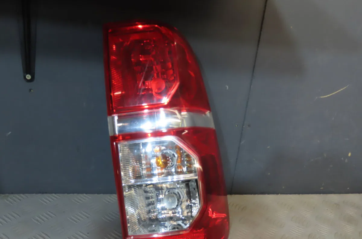 Feu arrière droit Toyota HILUX VII Pick-up (_N1_, _N2_, _N3_) 3.0 d-4d 4wd (kun26) (2005-2015) occasion
