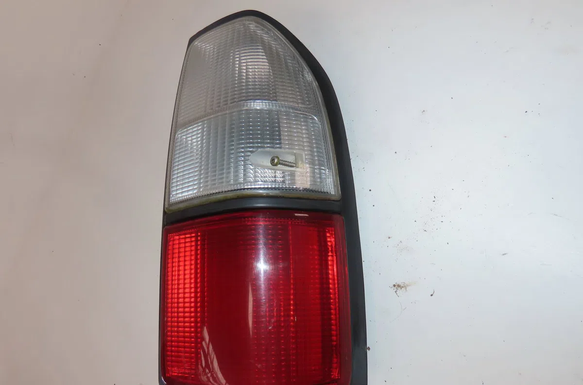 Feu arrière droit Toyota LAND CRUISER 90 (_J9_) 3.0 d-4d 4wd (kdj90_, kdj95_) (2000-2002) occasion