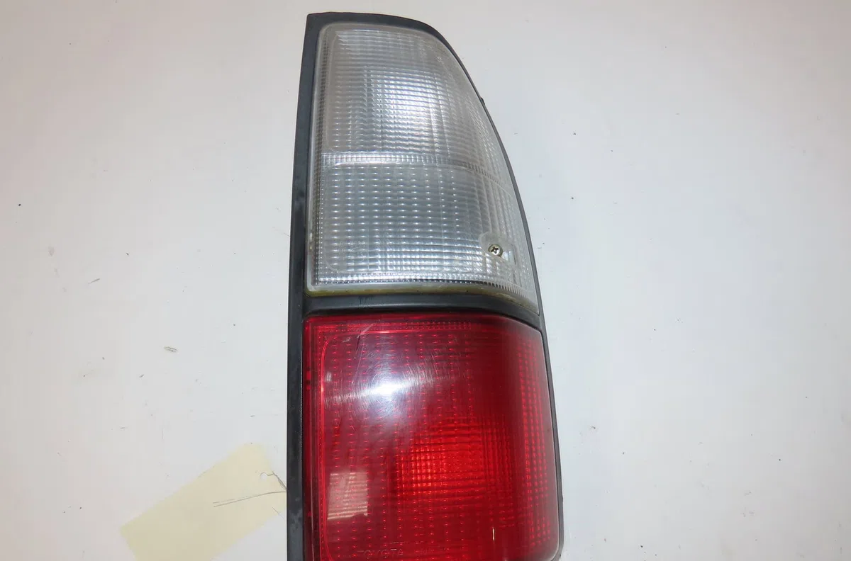 Feu arrière droit Toyota LAND CRUISER 90 (_J9_) 3.0 d-4d 4wd (kdj90_, kdj95_) (2000-2002) occasion