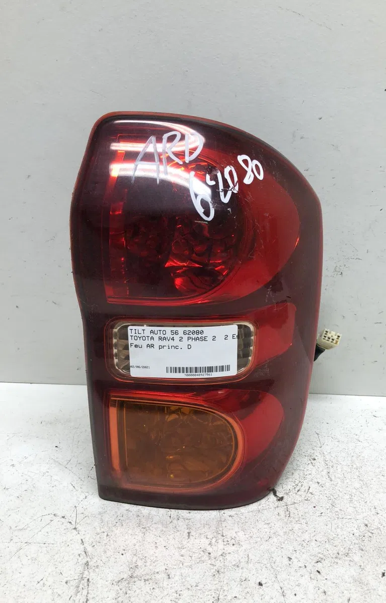 Feu arrière droit Toyota RAV 4 II (_A2_) 2.0 4wd (aca21, aca20) (2000-2005) occasion