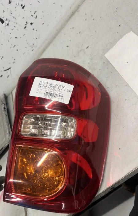 Feu arrière droit Toyota RAV 4 II (_A2_) 2.0 d 4wd (cla20_, cla21_) (2001-2005) occasion