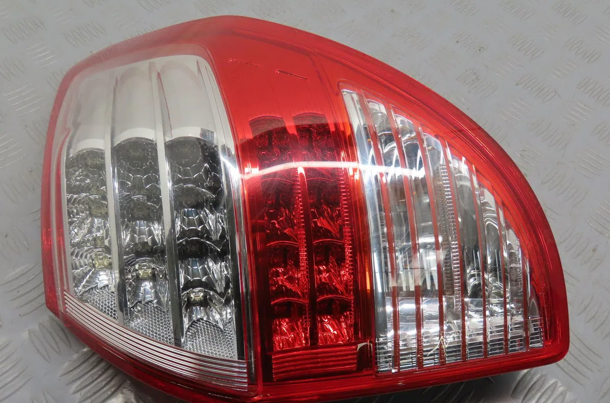 Feu arrière droit Toyota RAV 4 III (_A3_) 2.2 d 4wd (ala30_) (2006-2012) occasion