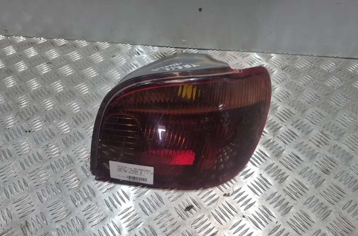 Feu arrière droit TOYOTA YARIS 1 PHASE 2 occasion