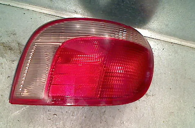 Feu arrière droit TOYOTA YARIS 1999 occasion