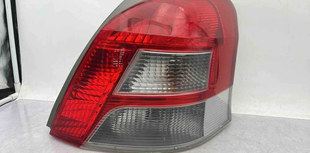 Feu arrière droit TOYOTA YARIS 2 PHASE 1 occasion