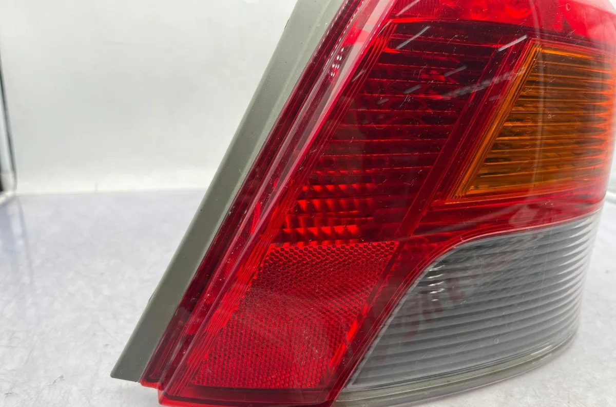 Feu arrière droit TOYOTA YARIS 2 PHASE 2 occasion