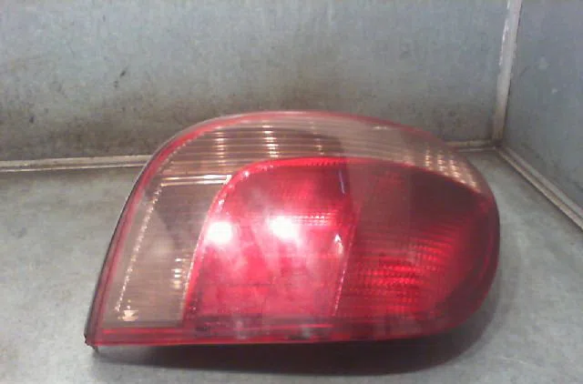 Feu arrière droit TOYOTA YARIS 2002 occasion