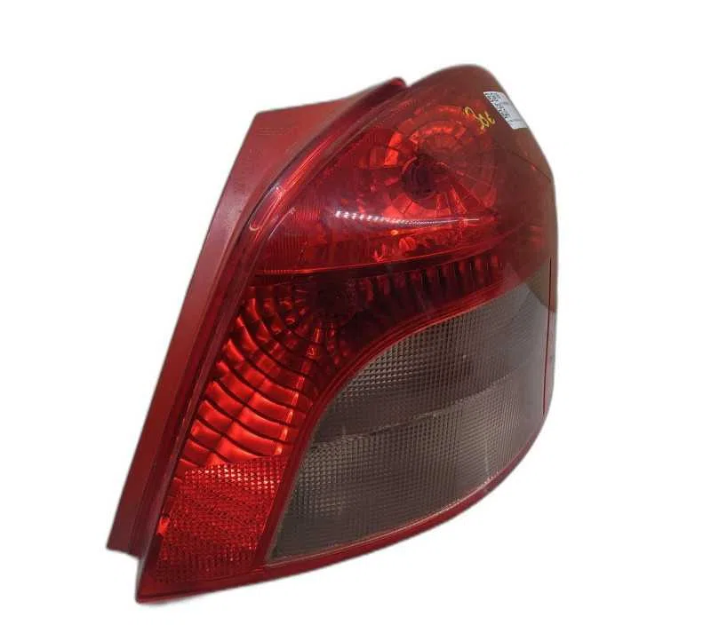 FEU ARRIERE DROIT TOYOTA YARIS 815510D110