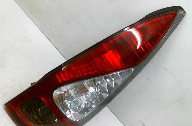 Feu arrière droit Toyota YARIS (_P1_) 1.3 (ncp10_, scp12_) (1999-2005) occasion