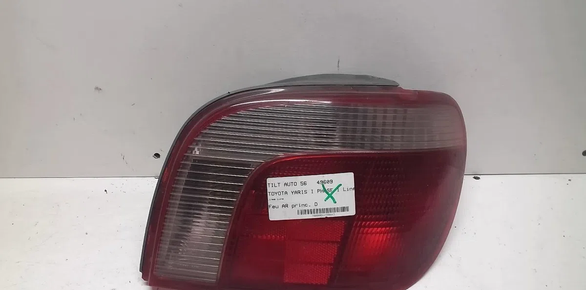 Feu arrière droit Toyota YARIS (_P1_) 1.3 (ncp10_, scp12_) (1999-2005) occasion