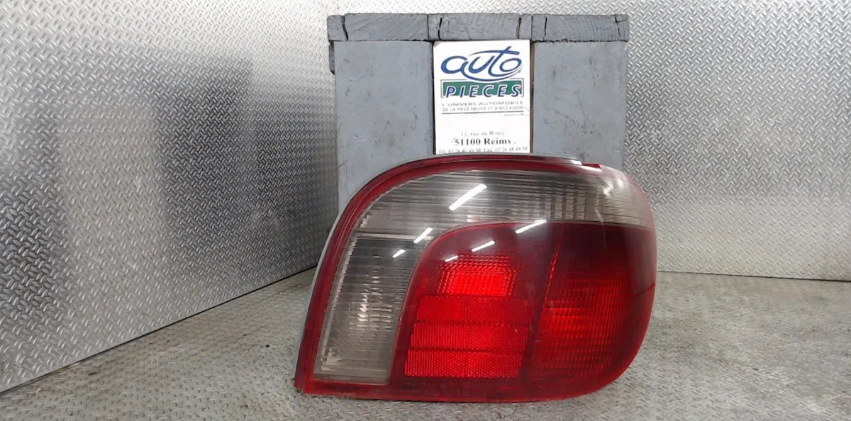 Feu arrière droit Toyota YARIS (_P1_) 1.4 d-4d (nlp10_) (2001-2005) occasion