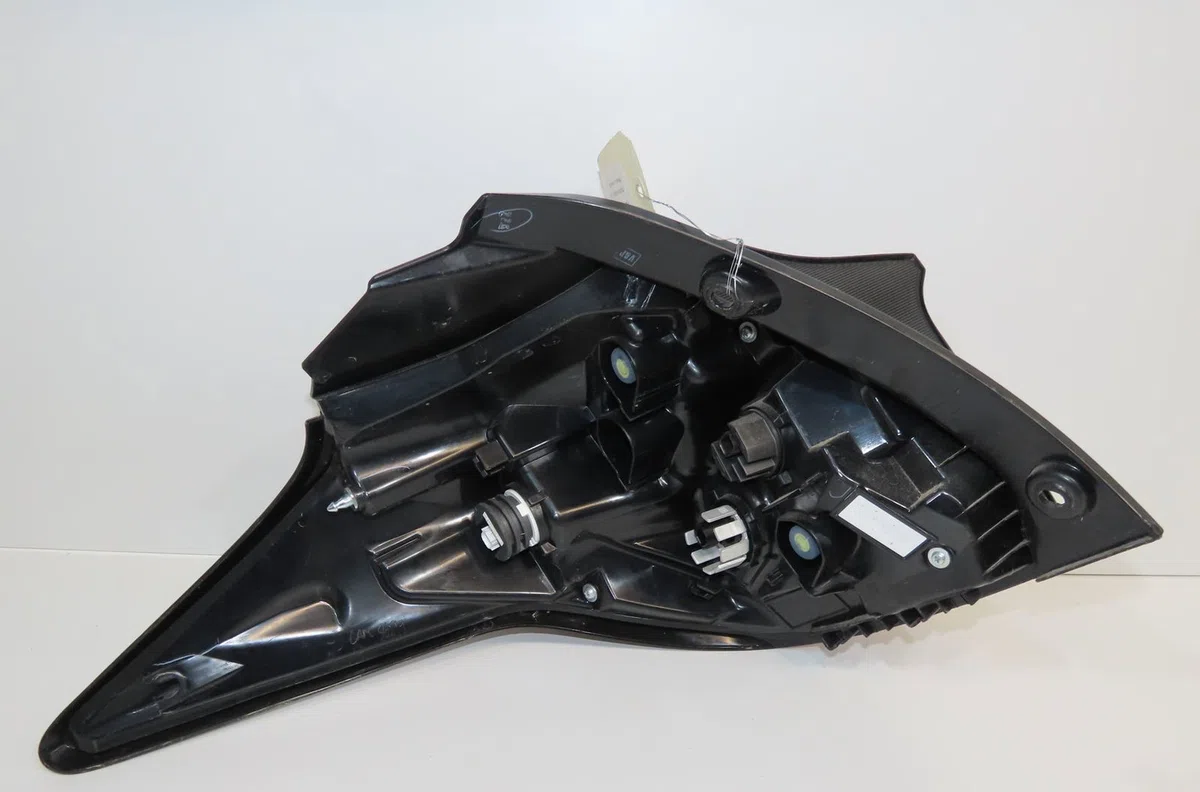 Feu arrière droit Toyota YARIS (_P21_, _PA1_, _PH1_) 1.5 hybrid (mxph10, mxph11) (2020) 5 portes occasion