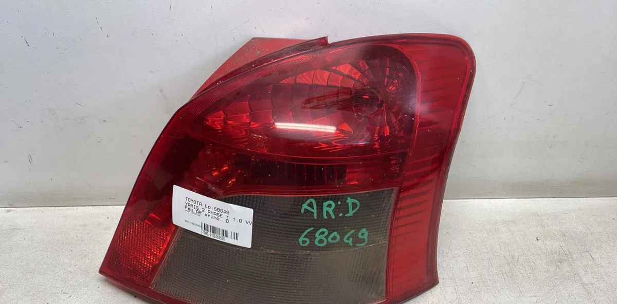 Feu arrière droit Toyota YARIS (_P9_) 1.0 vvt-i (ksp90_) (2005-2011) 5 portes occasion