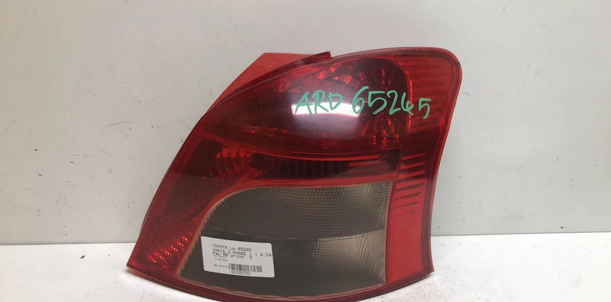 Feu arrière droit Toyota YARIS (_P9_) 1.4 d-4d (nlp90_) (2005-2012) occasion