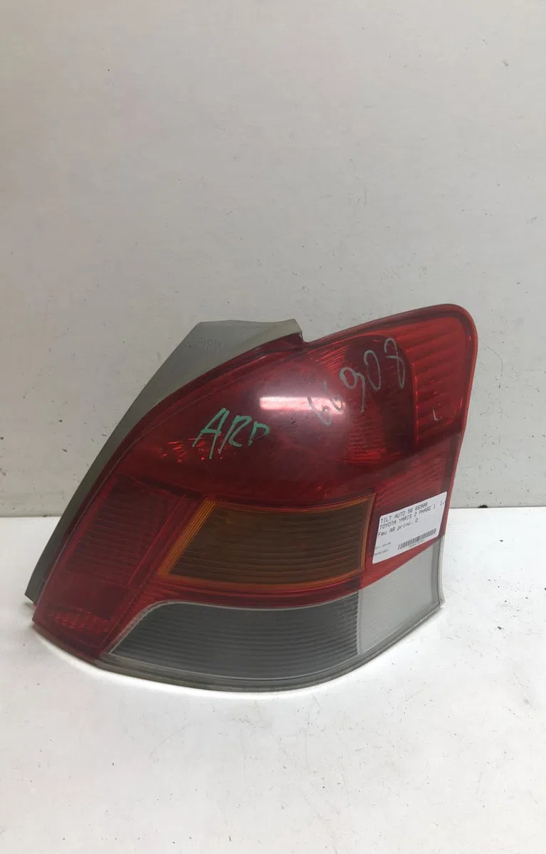 Feu arrière droit Toyota YARIS (_P9_) 1.4 d-4d (nlp90_) (2005-2012) occasion
