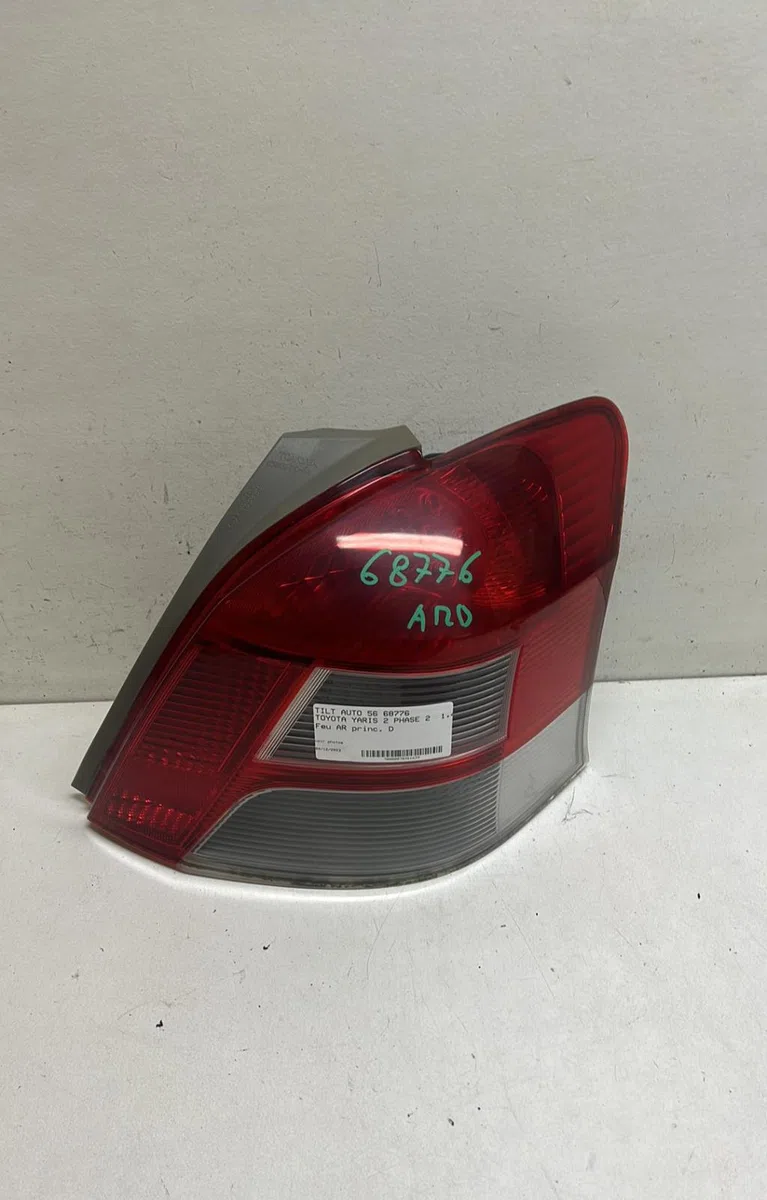 Feu arrière droit Toyota YARIS (_P9_) 1.4 d-4d (nlp90_) (2005-2012) occasion
