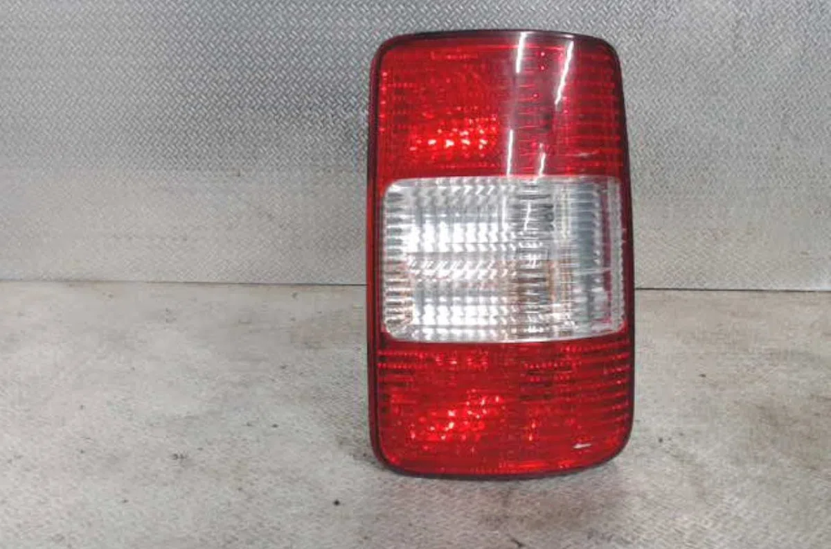 Feu arrière droit VOLKSWAGEN CADDY 3  CADDY 3 PHASE 1 occasion