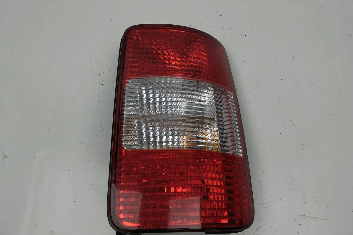 Feu arrière droit VOLKSWAGEN CADDY III  2.0 TDi 140ch occasion