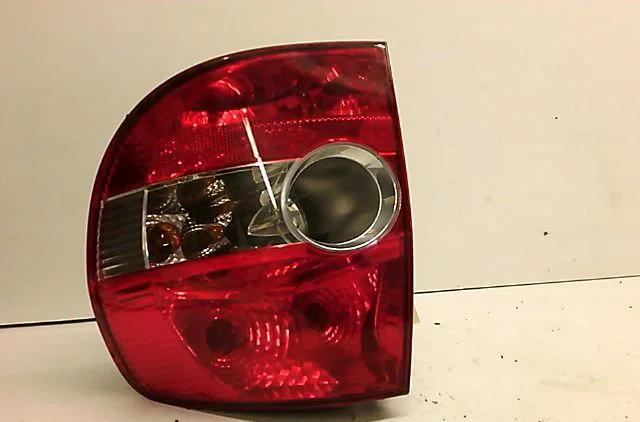 Feu arrière droit VOLKSWAGEN FOX occasion