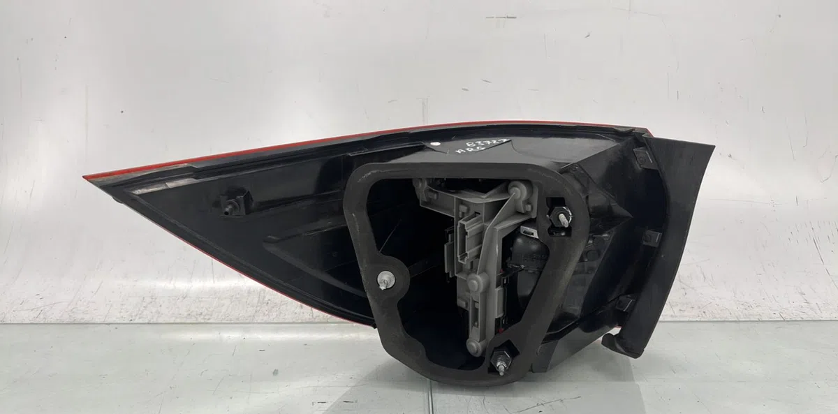 Feu arrière droit VOLKSWAGEN GOLF 6 BREAK occasion