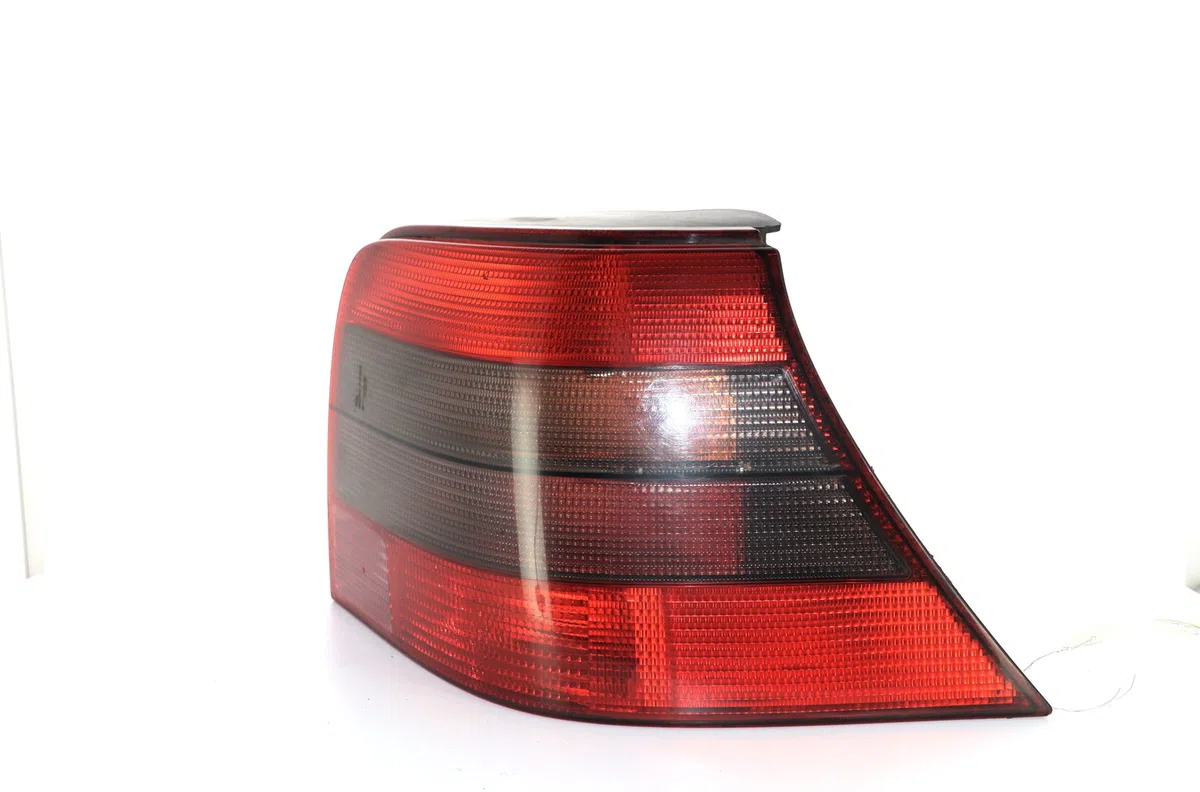 Feu arrière droit Volkswagen GOLF IV (1J1) 1.6 16v (2000-2005) occasion