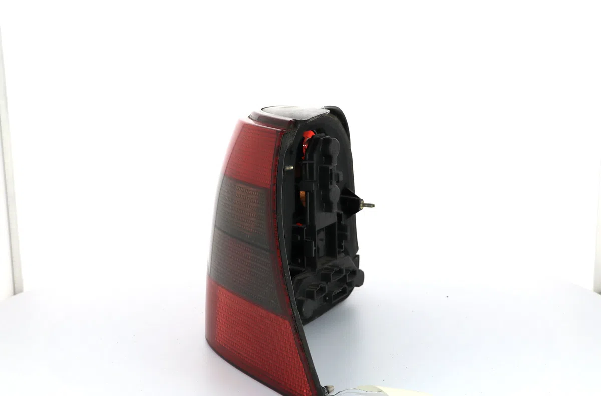 Feu arrière droit Volkswagen GOLF IV (1J1) 1.6 16v (2000-2005) occasion