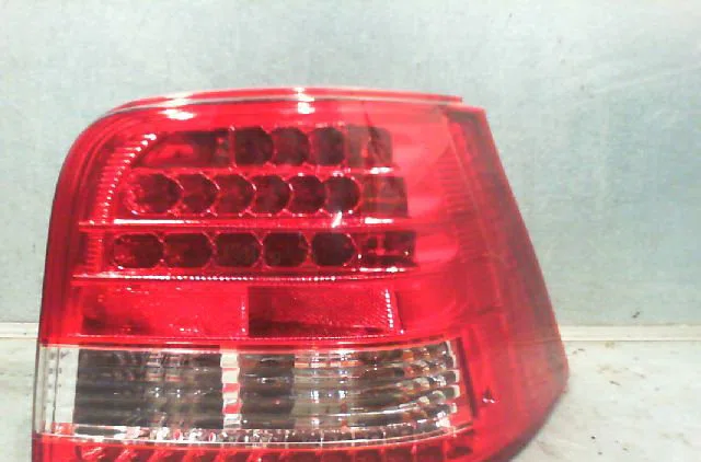 Feu arrière droit VOLKSWAGEN GOLF IV occasion