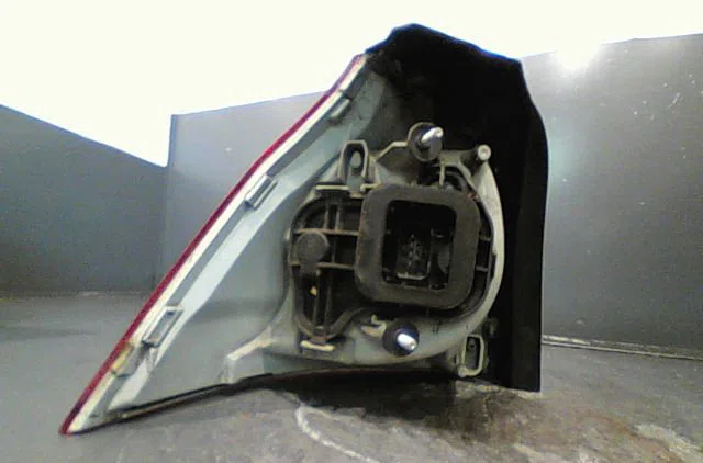 Feu arrière droit VOLKSWAGEN GOLF V 2004 occasion