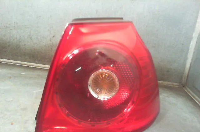 Feu arrière droit VOLKSWAGEN GOLF V 2004 occasion