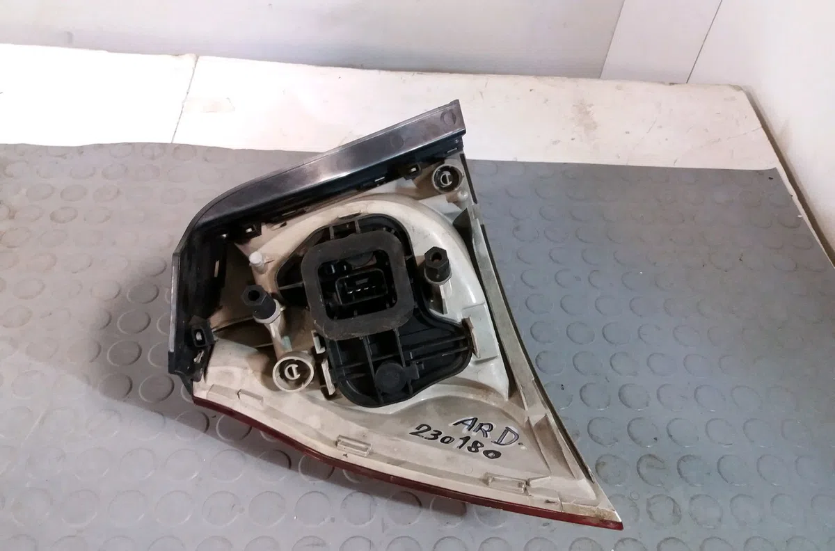 Feu arrière droit VOLKSWAGEN GOLF V 2005 occasion