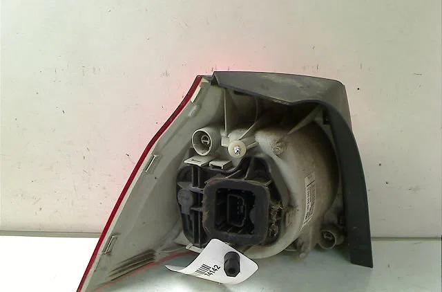 Feu arrière droit VOLKSWAGEN GOLF V 2006 occasion