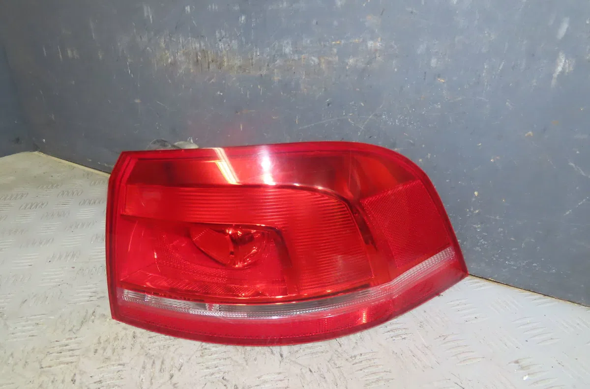 Feu arrière droit Volkswagen PASSAT B7 Variant (365) 1.6 tdi (2010-2014) occasion