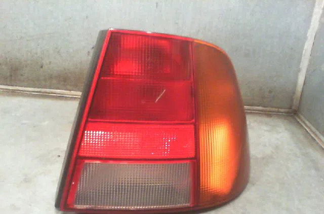 Feu arrière droit VOLKSWAGEN POLO 1997 occasion
