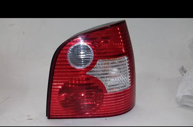 Feu arrière droit Volkswagen POLO (9N_, 9A_) 1.2 12v (2001-2007) 5 portes occasion