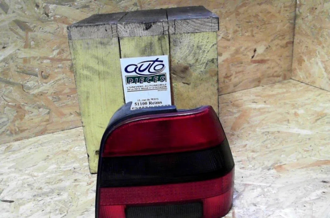 Feu arrière droit Volkswagen POLO Coupé (86C, 80) 1.0 cat (1989-1994) occasion