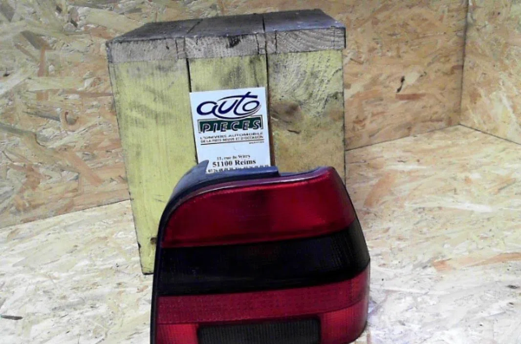 Feu arrière droit Volkswagen POLO Coupé (86C, 80) 1.0 cat (1989-1994) occasion
