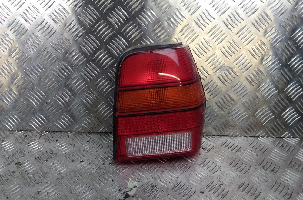 Feu arrière droit Volkswagen POLO II (86C, 80) 1.0 cat (1989-1994) occasion