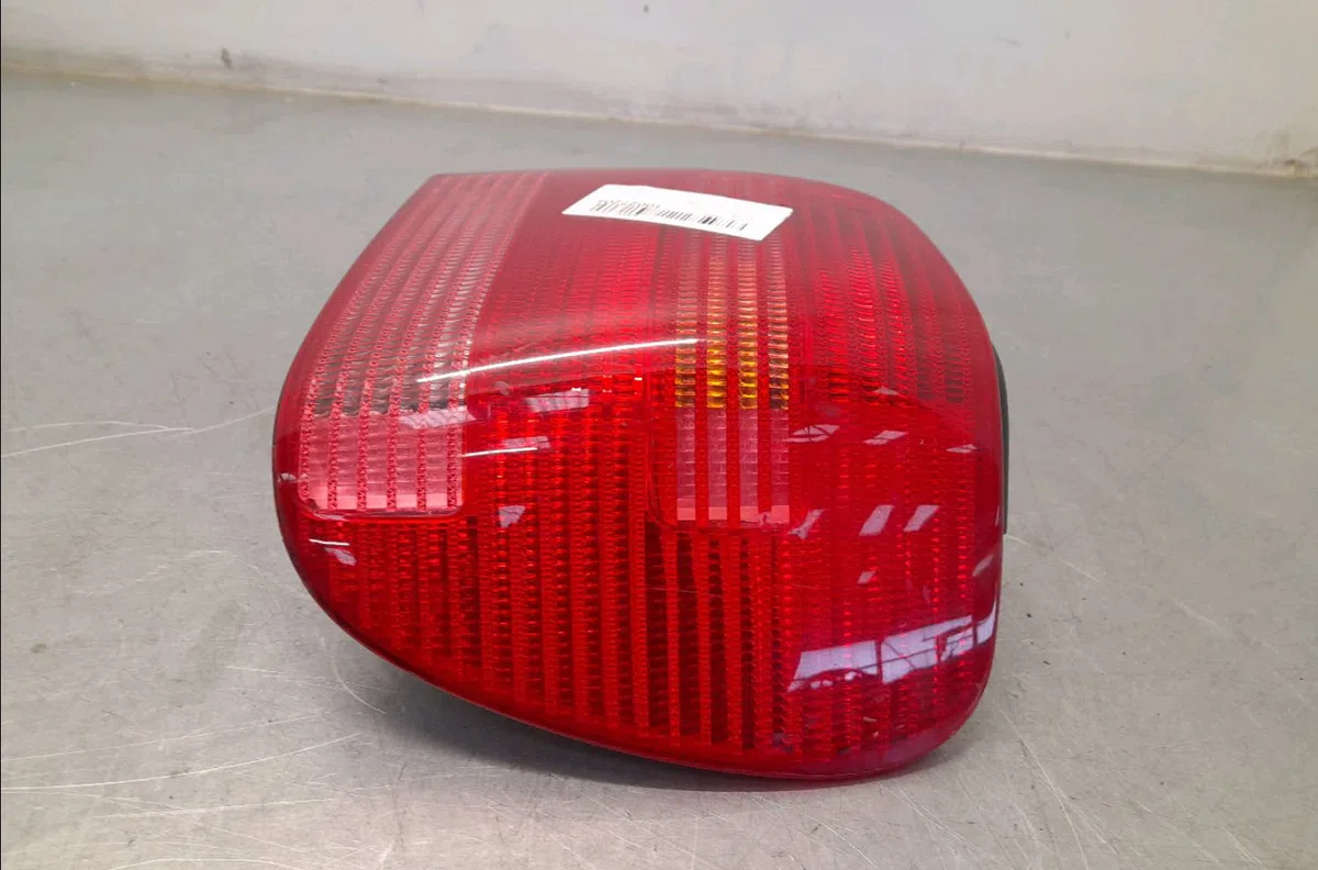 Feu arrière droit VOLKSWAGEN POLO III  1.4 16v occasion