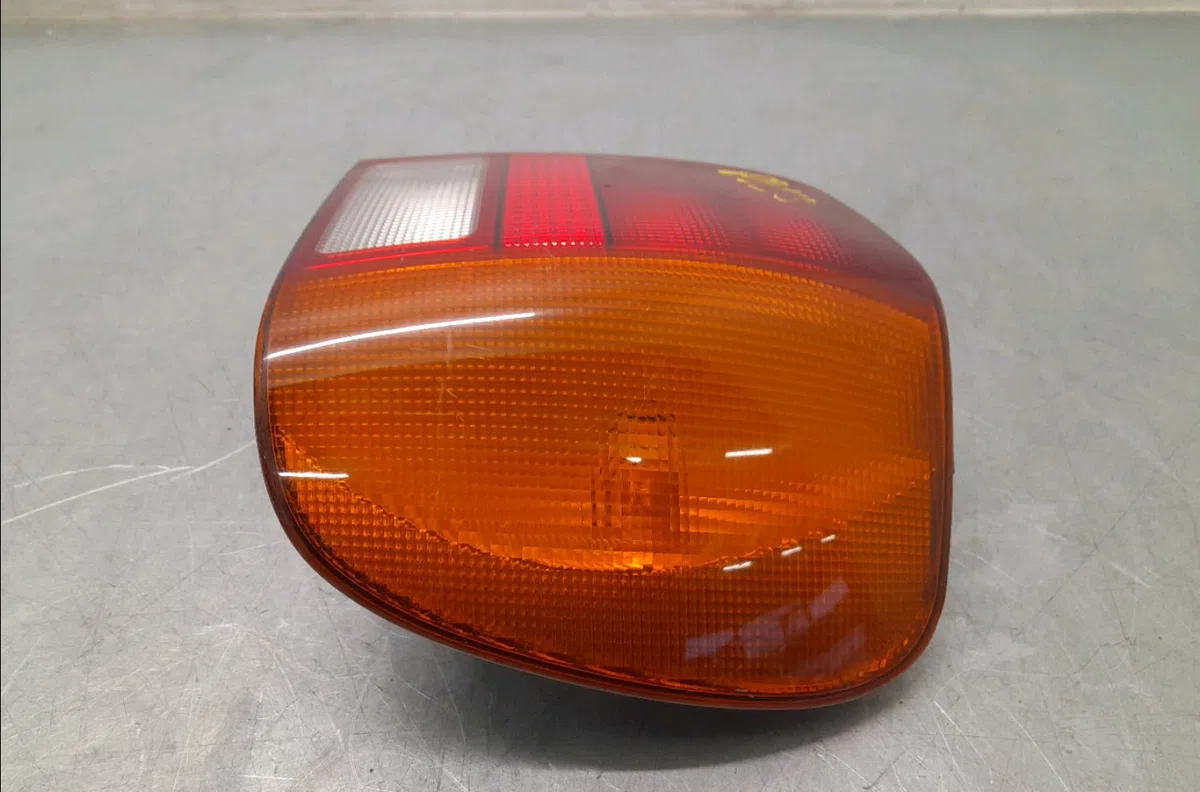 Feu arrière droit VOLKSWAGEN POLO III occasion