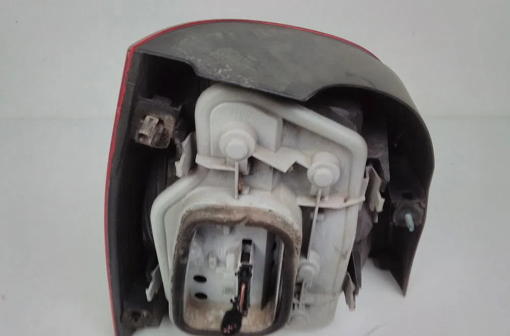 Feu arrière droit VOLKSWAGEN POLO IV 2002 occasion