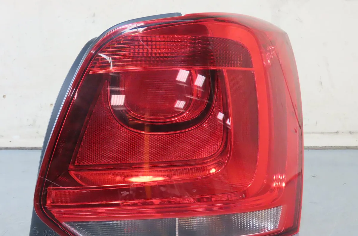 Feu arrière droit Volkswagen POLO V (6R1, 6C1) 1.2 tdi (2009) 5 portes occasion
