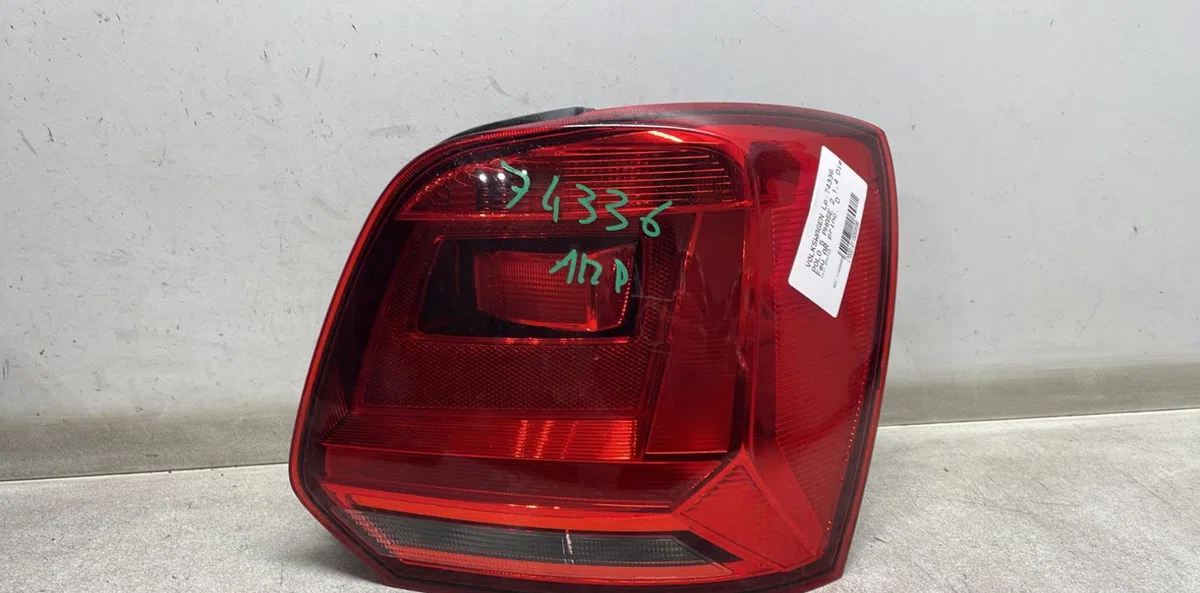 Feu arrière droit Volkswagen POLO V (6R1, 6C1) 1.4 tdi (2014) occasion