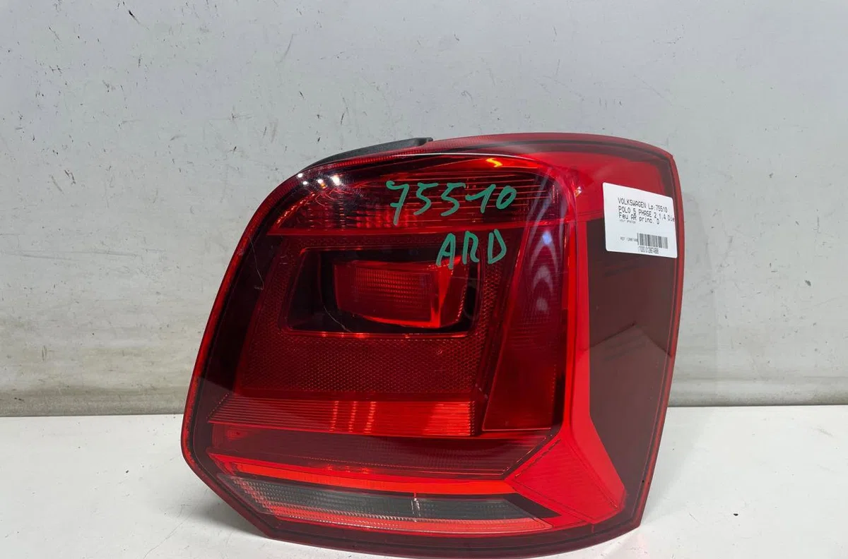 Feu arrière droit Volkswagen POLO V (6R1, 6C1) 1.4 tdi (2014) occasion
