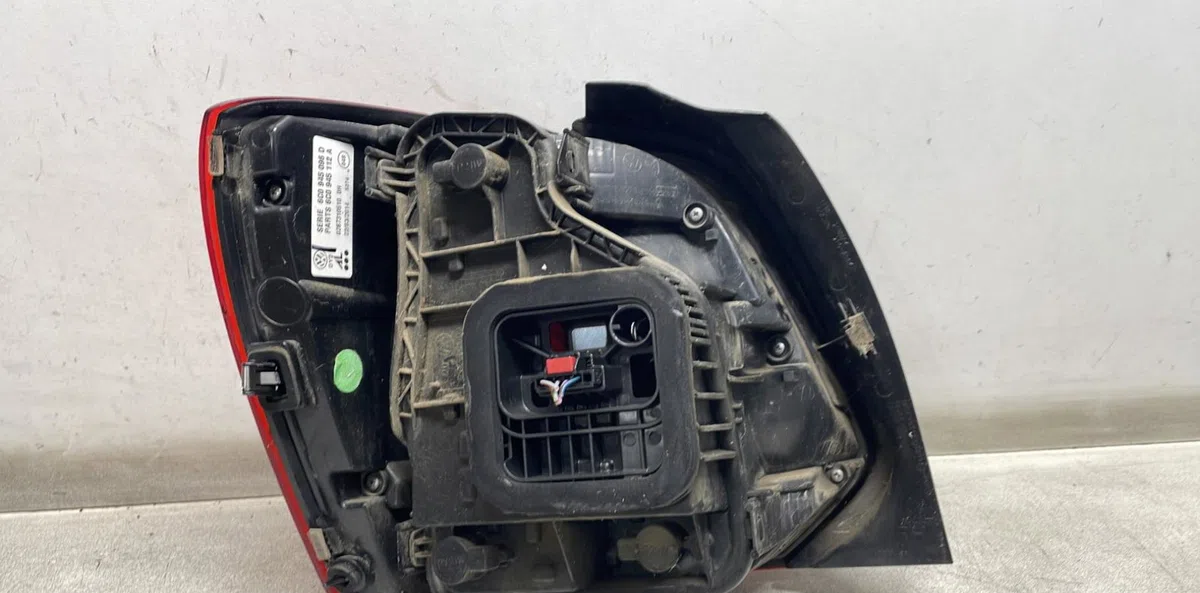 Feu arrière droit Volkswagen POLO V (6R1, 6C1) 1.4 tdi (2014) occasion