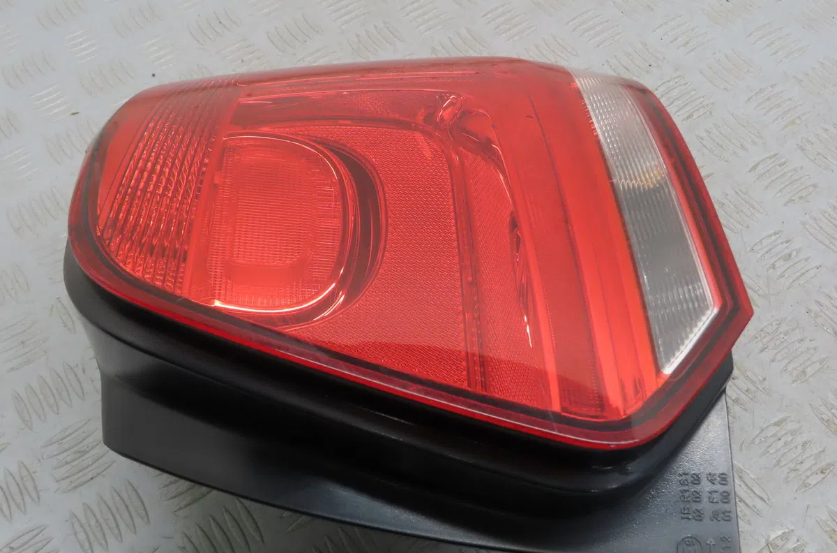 Feu arrière droit Volkswagen POLO V (6R1, 6C1) 1.6 tdi (2009) occasion