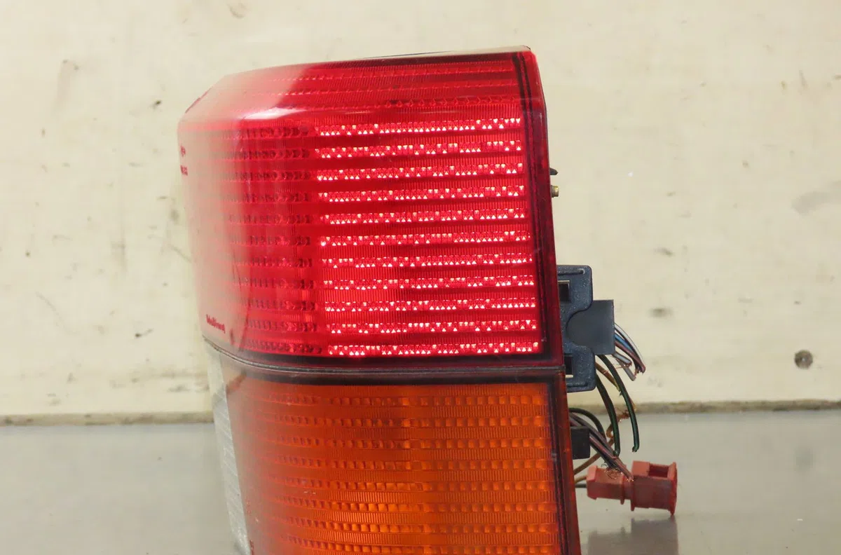 Feu arrière droit Volkswagen TRANSPORTER IV Autobus-Autocar (70B, 70C, 7DB, 7DK, 70J, 70K 2.5 tdi (1995-2003) occasion